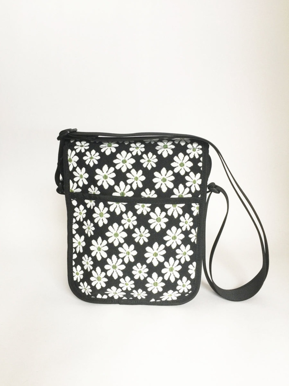 Reign Vermont Day Purse in Marguerite